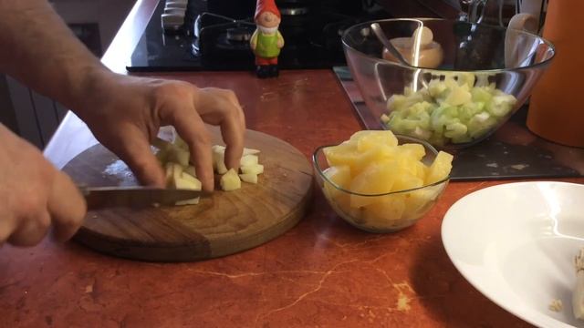 Салат «Тропикана» с куриным филе и ананасами,! Очень вкусно))