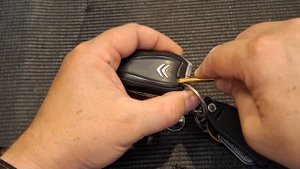 Wymiana baterii kluczyk pilot Citroen C5 C4 C3 C2 Picasso Cactus Aircross DS4 change key battery