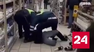 Буйный мужчина с ножом в руках устроил погром в супермаркете - Россия 24