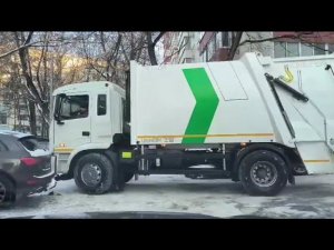 Мусоровоз VZ - 16 на базе JAC работает в Москве
