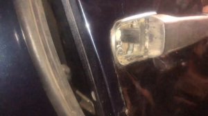 Как снять наружную ручку передней двери Mercedes-Benz W210