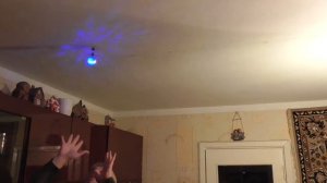 Летающий шар со светом летает в комнате