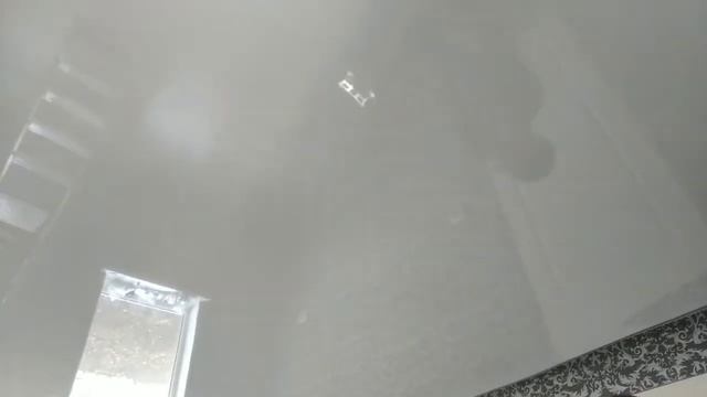 Серый глянцевый потолок . смотреть онлайн