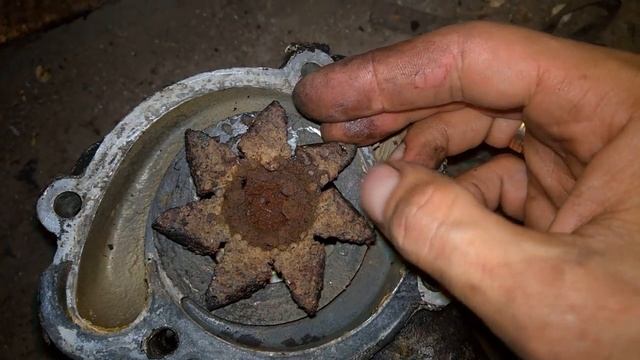 Уменьшенный шкив на  помпу.