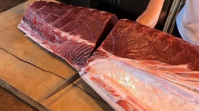 1000 lb giant bluefin tuna cutting show - World's Most Luxurious Sashimi смотреть онлайн