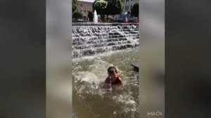 Дети купаются в фонтане