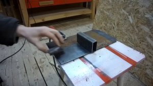 Самодельные тиски для сверлилки из трубы и шпильки.