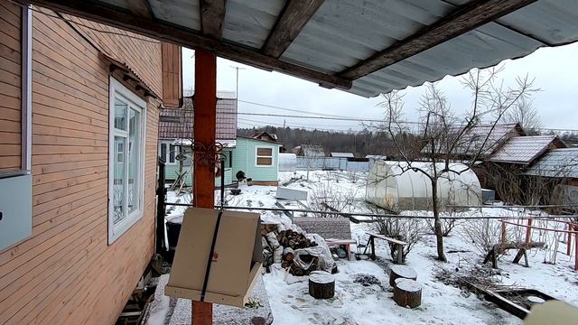 Кормим синиц салом. Картонная кормушка. смотреть онлайн