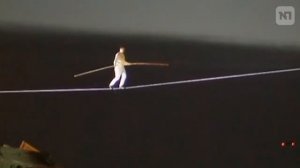 Канатоходец Расул Абакаров прошел по канату, натянутому через разведенный Дворцовый мост