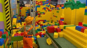 Огромный лего-город - построй дом выше своего роста!