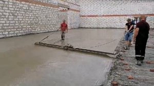 Стяжка по маякам с помощью виброрейки.mp4