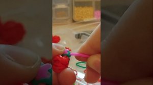 Как сплести вишенки из резиночек