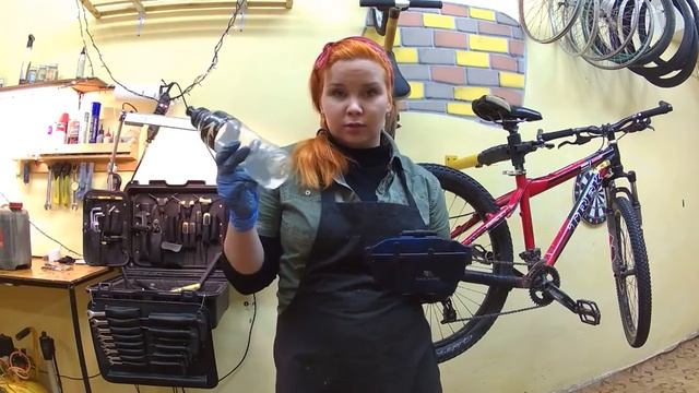 чистка цепи велосипеда.машинка для чистки цепи. лена может. смотреть онлайн
