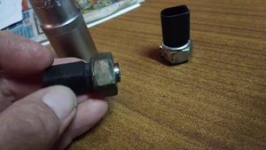 ЗАМЕНА ДАТЧИКА ЗАДНЕГО ХОДА ШКОДА ОКТАВИА ТУР 1.6 8-И КЛАП. " ОБЛОМ !! ".