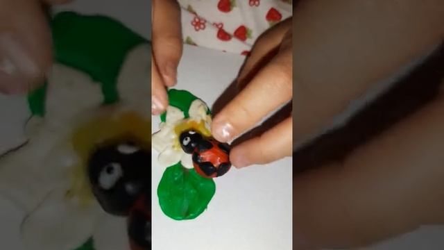 ЛЕПИМ ПЛАСТИЛИНОВЫЙ ЦВЕТОК С БАБКОЙ КОРОБКОЙ. ДОЧКА ПОКАЗЫВАЕТ КАК ЛЕПИТЬ.?????? ВИКА 6 ЛЕТ 11.2020