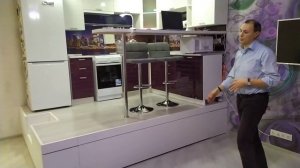 Подиум с кухней наверху в квартире студии.