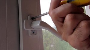 Болтается ручка стеклопакета? Устраняем!