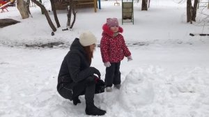 Амелия с крёстной лепит снеговика, играет в снежки. Весна в Волгограде