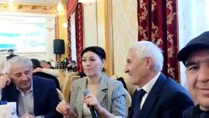 поет Барият Акаева
