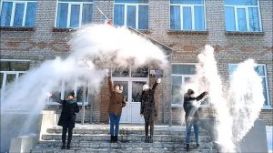 Почему кипяток на морозе превращается в снег