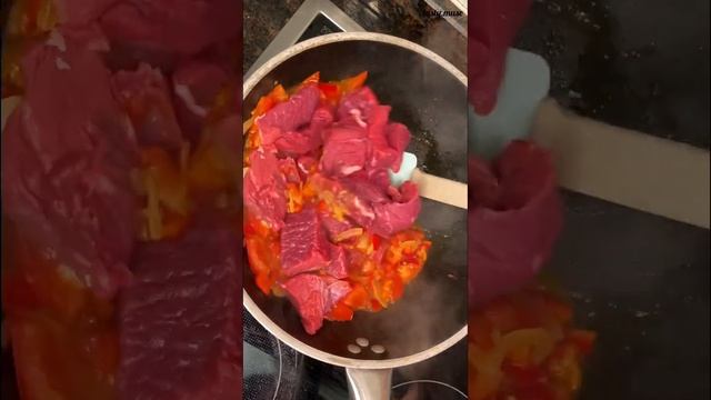 Гуляш с нежным мясом и густой подливой! Вкусный и полезный ужин ?