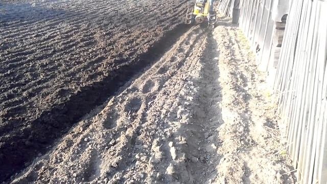 Пашем огород  мотокультиватором