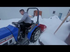 Уборка снега японским мини-трактором с кузовком