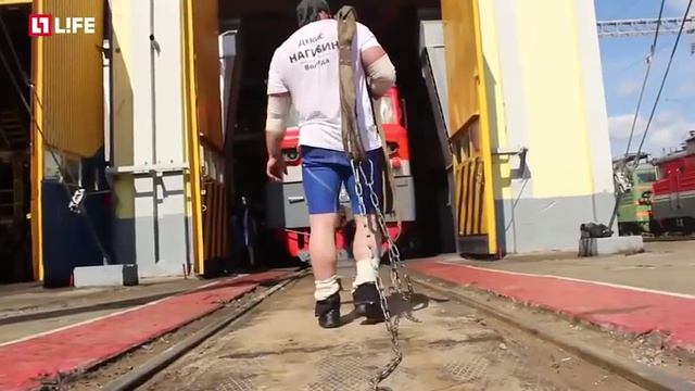 ПРОТАЩИЛ ЭЛЕКТРОВОЗ: Вологодский силач протащил электровоз весом 192 тонны смотреть онлайн