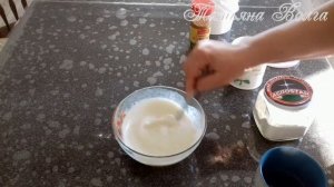Куриная голень в сметанном соусе на сковороде .