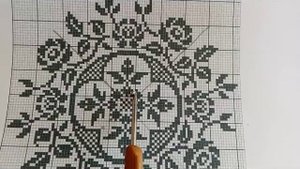 Деформация рисунка при вязании жаккардового квадрата крючком от центра.