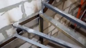 Железная лестница с забежными ступенями.