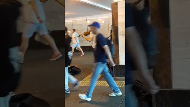 музыкант в переходе Выхино смотреть онлайн