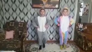 Танцевальная разминка "Пяточка , носочек"