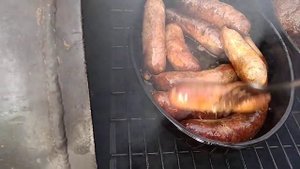 Коптим свинину и купаты одновременно