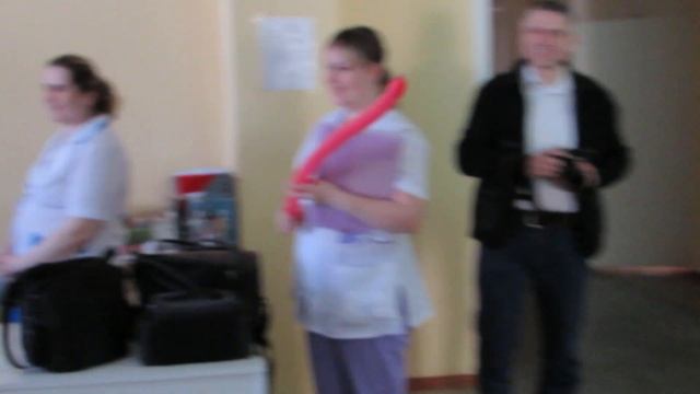 Больничные клоуны подарили шарики маленьким пациентам ЦГБ Бердска смотреть онлайн