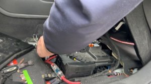 Замена АКБ на Audi Q7, нашёл банковскую карту