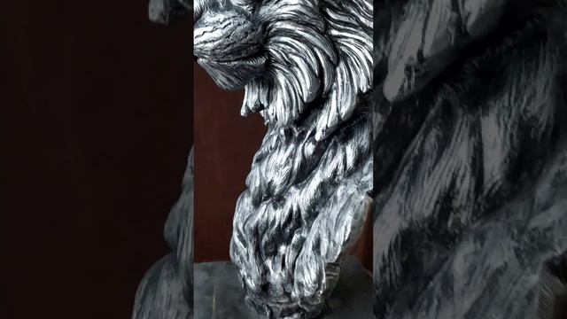 Скульптура рысь. Материал гипс. Тонировка под металл. Подставка дерево.