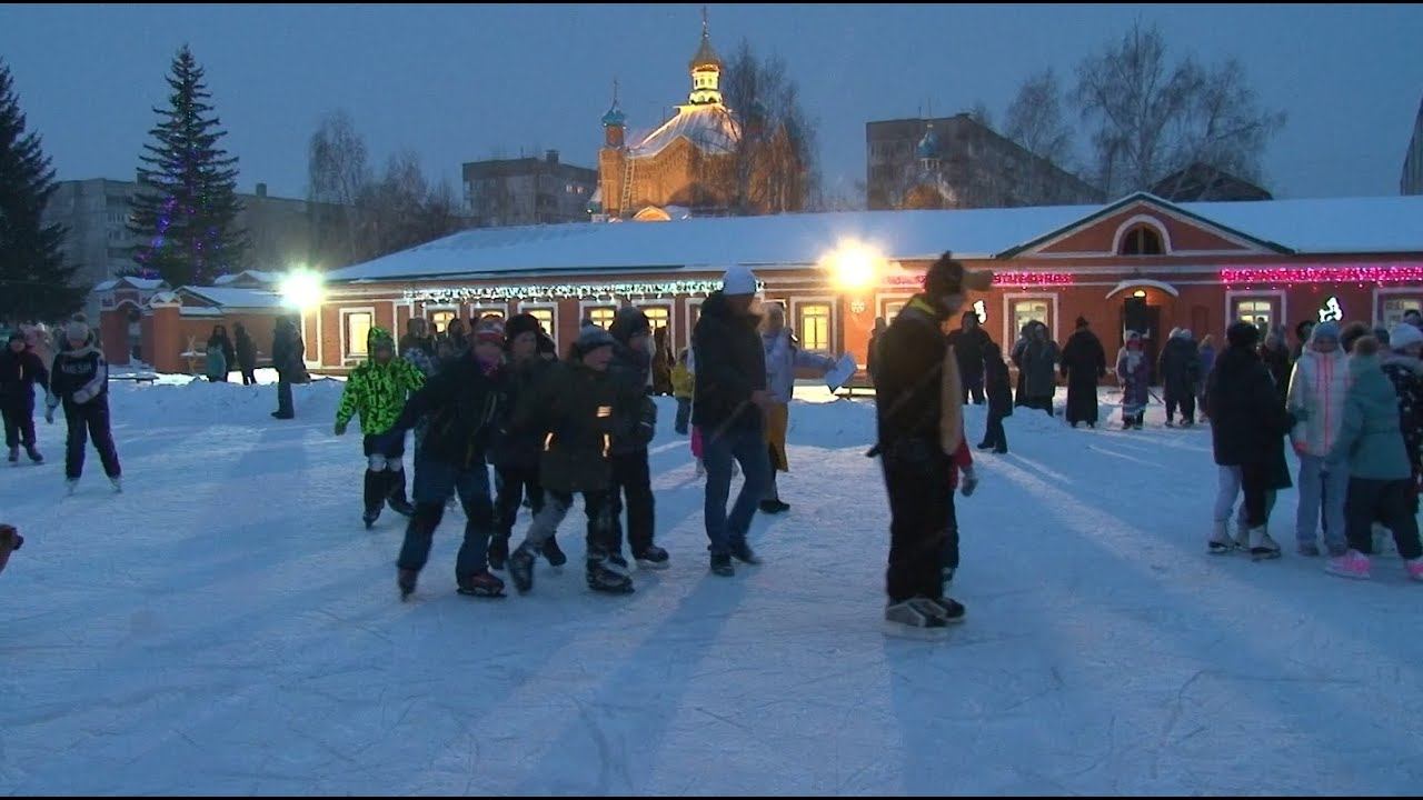 Новости бийск 22 будни. Новогодний каток видео. Работник катка в новый год. Ролик каток. Декабрь 22г.