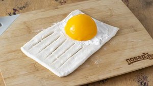 Слойки с консервированными персиками