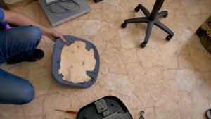 Как лучше почистить тканевую обивку стула?