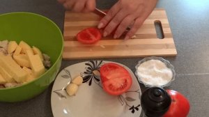 Салат с курицей, помидорами и домашними сухариками
