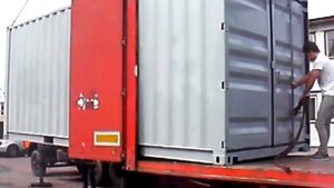 Погрузка мобильной дробеструйной камеры в контейнере