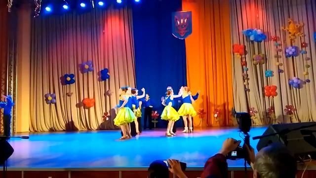 Младшая сестра танцует "Танець для тата и мами" смотреть онлайн