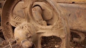 Слетела гусеница на тракторе. Как надеть гусеницу