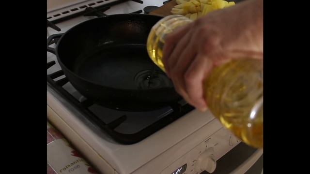 Если к сковородке все липнет , Самый простой и быстрый способ восстановить антипригарный слой! смотреть онлайн