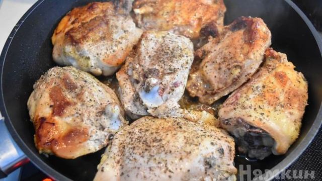 Глазированные куриные бедрыщки на сковороде