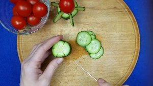 Как красиво нарезать огурец... Цветы из огурца...