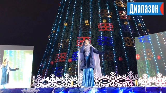 В Актобе зажгли ёлку перед облакиматом. смотреть онлайн
