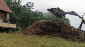 Грузим навоз с самодельным погрузчиков.