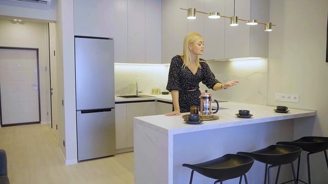 РУМТУР! Смарт-квартира 36 м2 с умной планировкой: вместилось всё, даже ванна и диван | Designмейкер смотреть онлайн